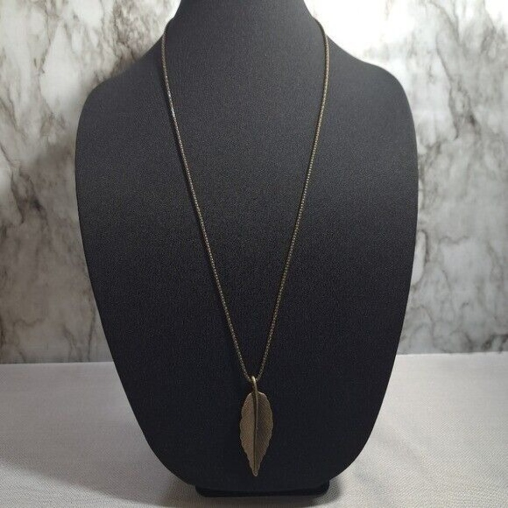 Women's Chain Necklace Leaf Shape Pendant Bronze Tone Size 18.5 Inches